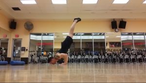 Handstandpushup.com Advanced Handstand Push Up Guide Freestanding Handstand Push Up movement 5