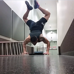 9 Reasons Why You Should Start Doing Handstand Push-Up