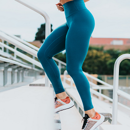 https://www.handstandpushup.com/wp-content/uploads/2020/08/handstand-workout-clothes-and-activewear-handstand-workout-bottoms-blue-pants-leggings-photo-by-tyler-nix-260x260px.png